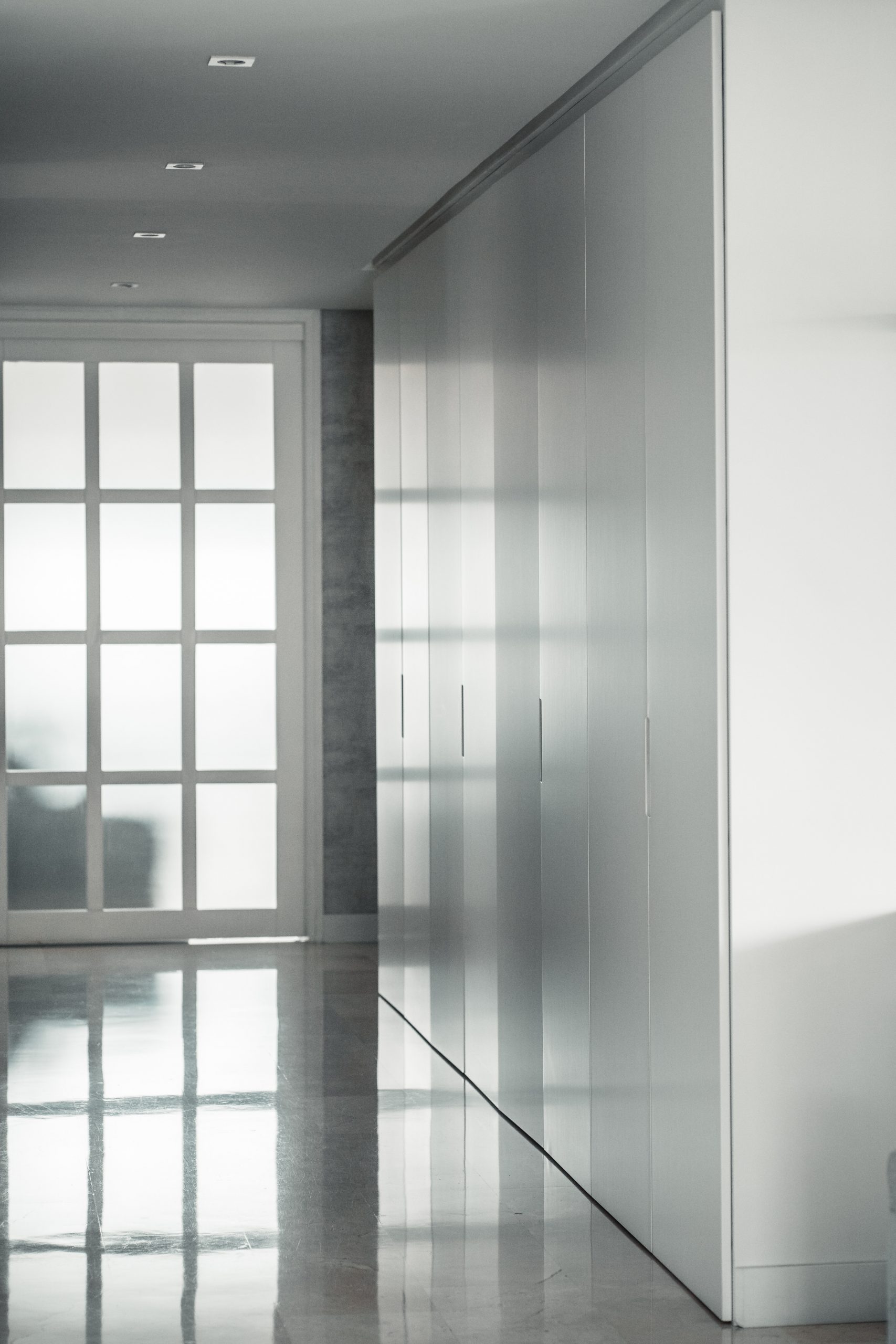 Armario en pasillo lacada en blanco